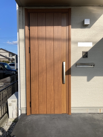 〈豊橋牛川通店〉木製の板が剥がれてしまった玄関ドアを取り替えました　豊橋市