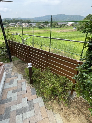 〈豊橋牛川通店〉お庭に木目調の目隠しフェンスを設置しました！　新城市